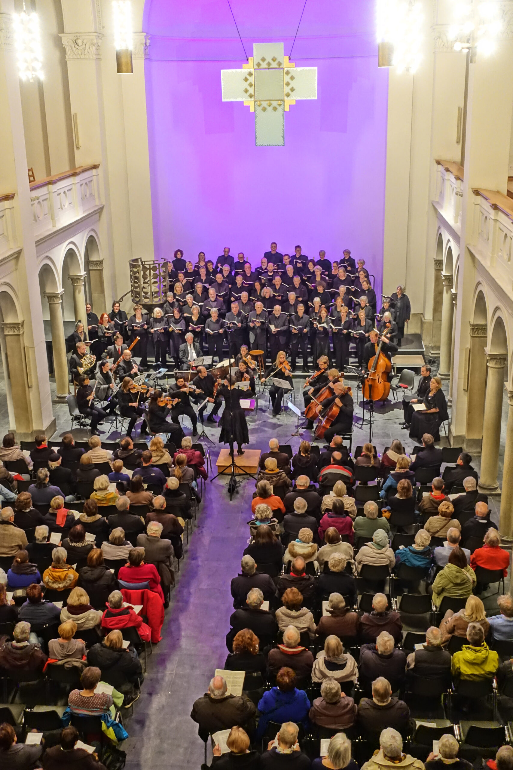 Kantorei Coro con Spirito bei Auftritten in der Antoniter- und der Trinitatiskirche Köln