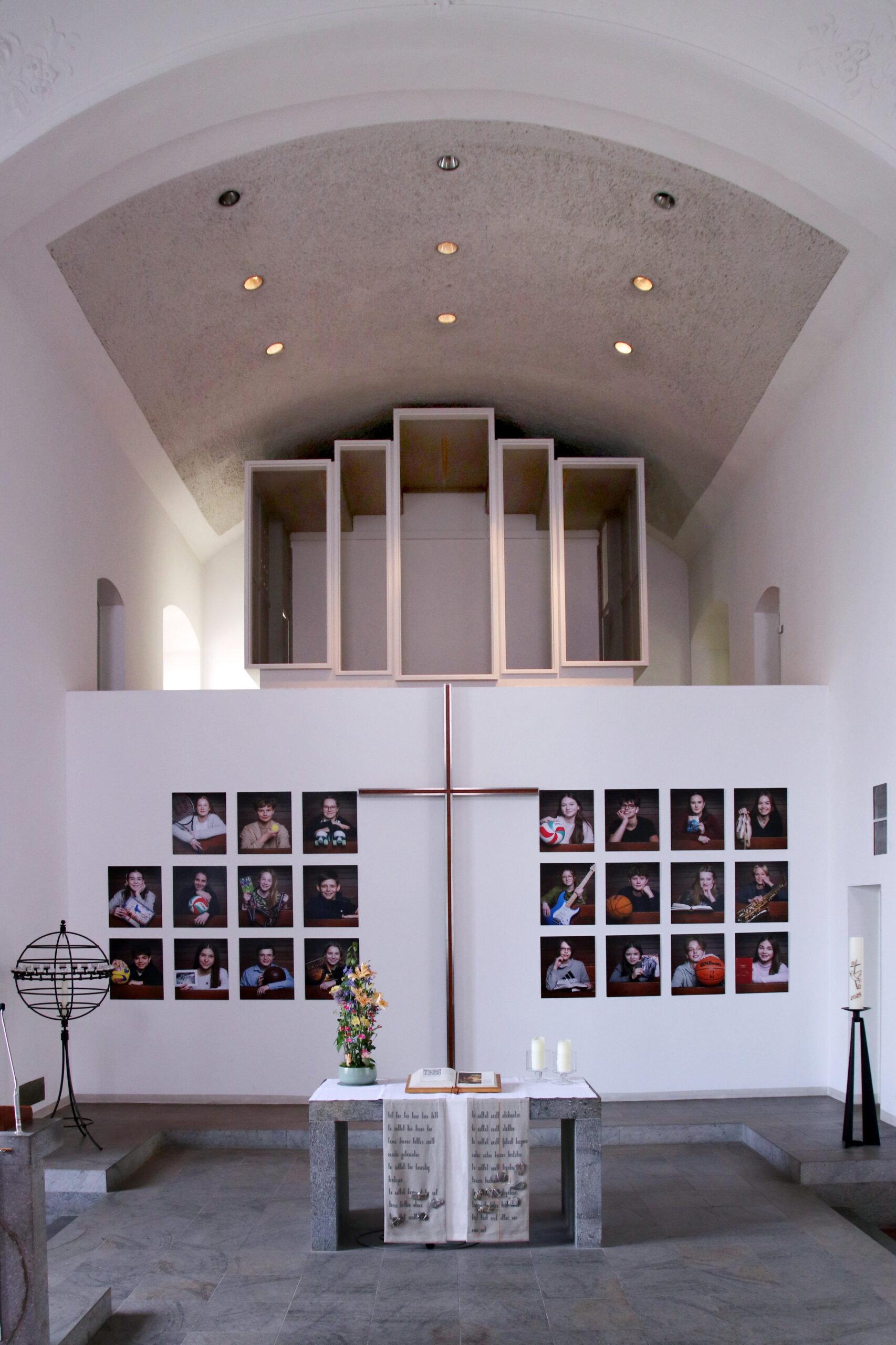 Altarraum Christuskirche mit Orgelgehäuse