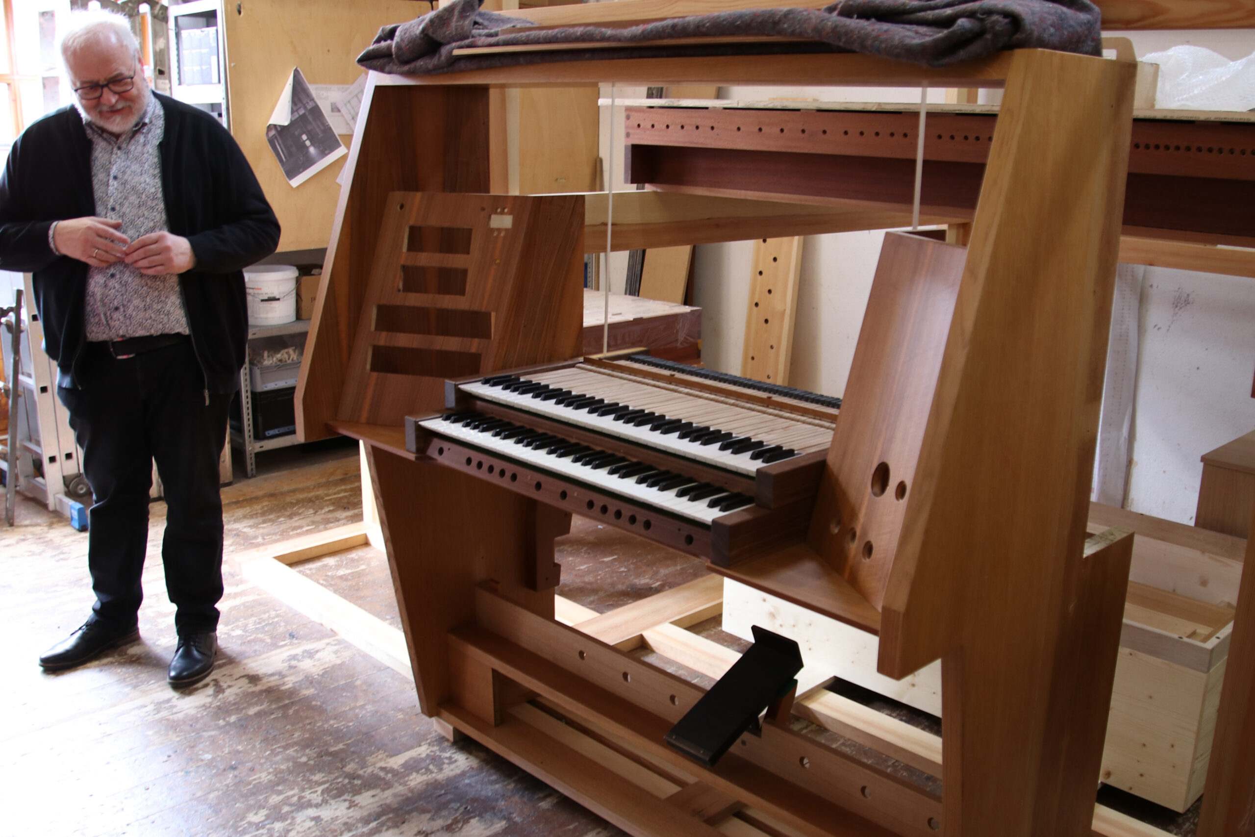 Orgelbauer Fasen bei seiner Präsentation