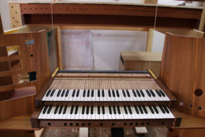 Manuale und Aussparungen für Register