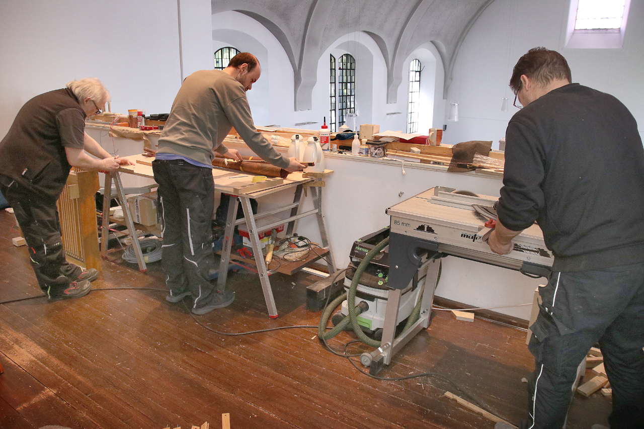 Die Orgelbauer bei der Arbeit 1
